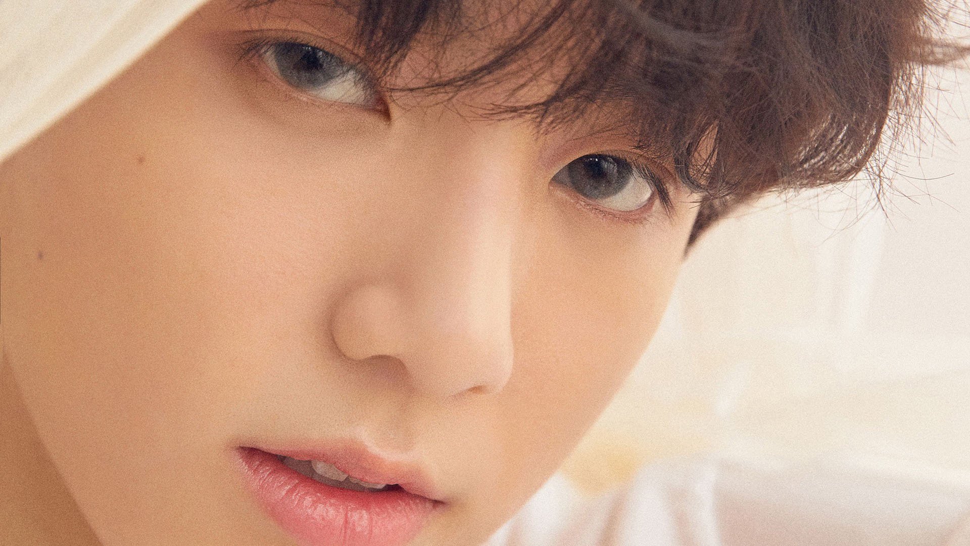 激烈角逐:球场上的火药味愈发浓厚,足球场上球迷放的烟火