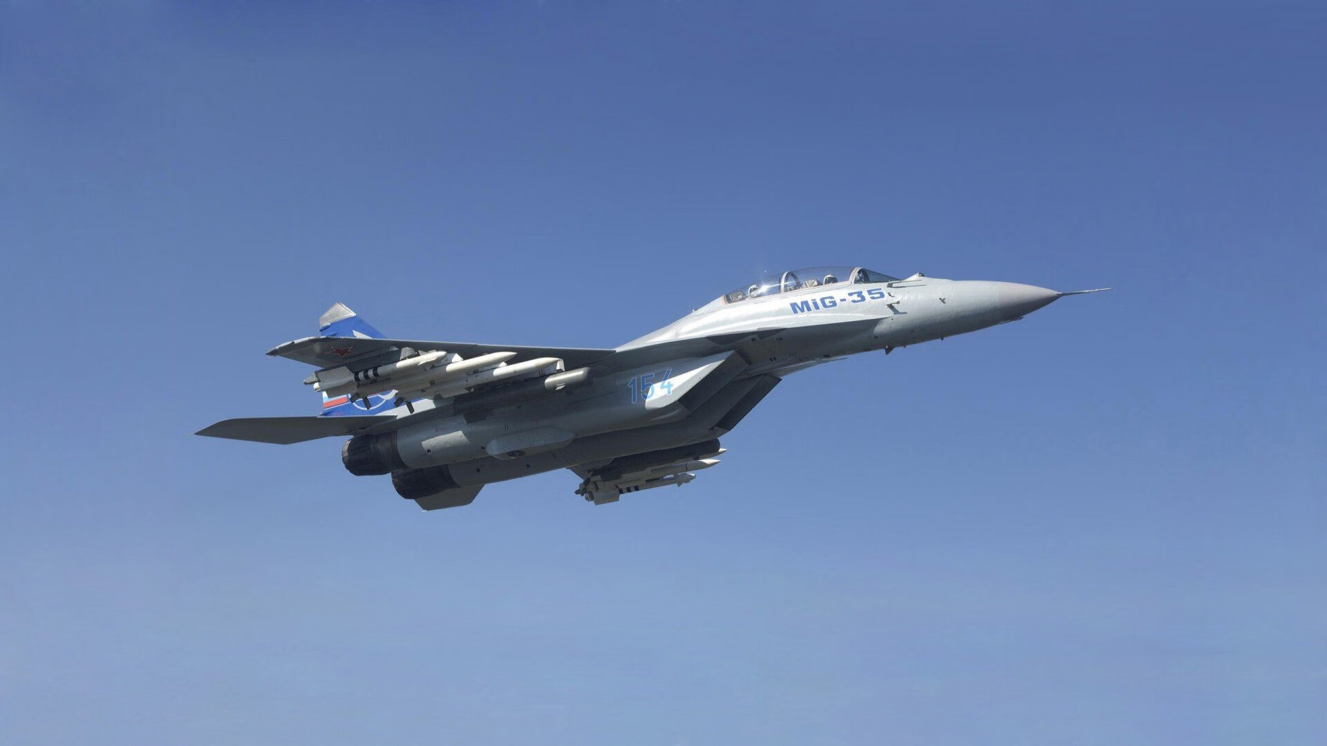 激烈角逐:球场上的火药味愈发浓厚,足球场上球迷放的烟火